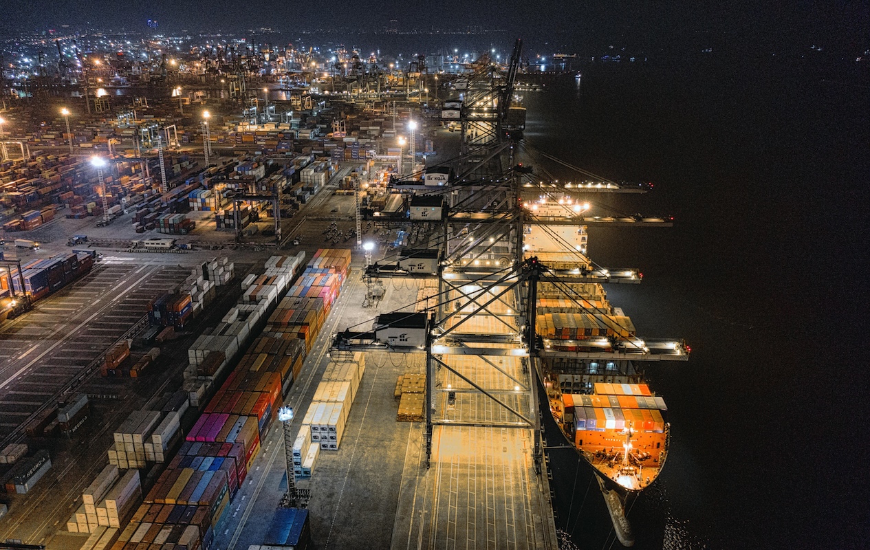 Harbour, the complexity of supply chains